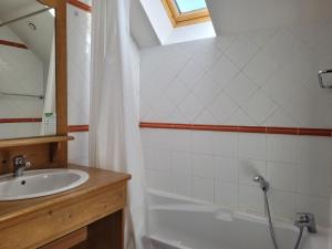 Koupelna v ubytování Hameau Pra Roustan by Godille + 89 fotografií