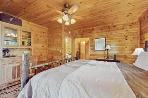 ein Schlafzimmer mit einem Bett in einer Blockhütte in der Unterkunft River Escape On The Toccoa in Blue Ridge