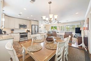 una cucina e una sala da pranzo con tavolo e sedie di CA411: 411 Carolina Blvd. a Isle of Palms