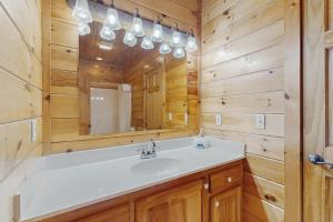 ein Badezimmer mit Waschbecken und Spiegel in der Unterkunft River Escape On The Toccoa in Blue Ridge + 15 Fotos