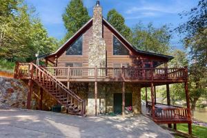 ein Blockhaus mit Terrasse und Treppe in der Unterkunft River Escape On The Toccoa in Blue Ridge
