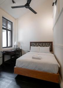 En eller flere senge i et værelse på Aayu Heritage - Heritage Home in Stewart Lane