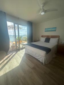 Un dormitorio con una cama con vista al mar. en Seaview Beach Hotel, en Philipsburg