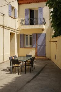 Μπαλκόνι ή βεράντα στο Maisonnette rénovée avec cour, clim et métro à 5 min