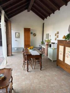 a kitchen and dining room with a table and chairs at La casa di AnNa in Cervesina