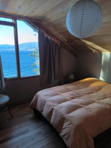 เตียงในห้องที่ Cabaña Lago Huechulafquen