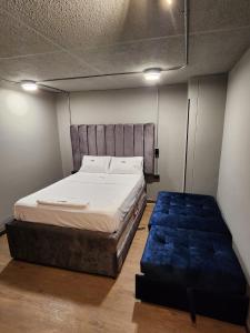 a bedroom with a large bed and a blue mattress at Eureka Living in Bucaramanga