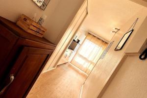 an overhead view of a hallway with a door at Lion - Centre-ville - MA CONCIERGERIE in Vesoul +2 photos