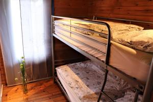Ένα ή περισσότερα κρεβάτια σε δωμάτιο στο Blockhaus am Edersee +1 φωτογραφίες