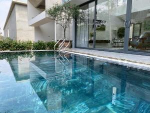 Bazén v ubytování VILLA NGUYÊN CĂN 4 NGỦ- Vedana Resort Ninh Bình nebo v jeho okolí
