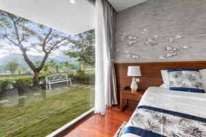 Postel nebo postele na pokoji v ubytování VILLA NGUYÊN CĂN 4 NGỦ- Vedana Resort Ninh Bình + 18 fotografií