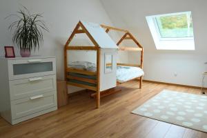 una camera con letto a castello e cassettiera di Maison détente & confort près de Disney - 25 min a La Haute-Maison