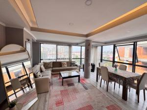 イスタンブールにあるDilaver-Apartのソファとテーブルのあるリビングルーム