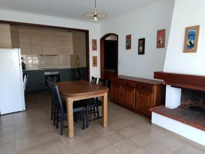 Køkken eller tekøkken på Two-bedroom apartment on Azurara beach + 1 billede