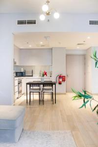 Η κουζίνα ή μικρή κουζίνα στο Elegant 1bd High Floor Stunning View Fourmla 1