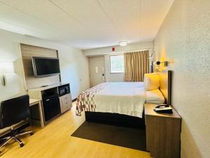 Televisyen dan/atau pusat hiburan di Red Roof Inn Milford - New Haven +55 gambar