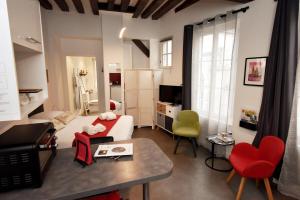 Posezení v ubytování Le Saint-Aignan, Nuits-chartraines, Parking privé a quelques minutes, 3 étoiles