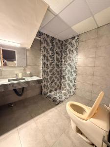 Bilik mandi di The Minimalist F-7 Markaz +33 gambar