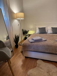 Ένα ή περισσότερα κρεβάτια σε δωμάτιο στο Perfekt für Familien oder Freunde nahe der Kirche