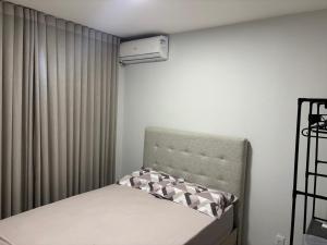 a bedroom with a bed and a air conditioner at Apartamento próximo ao Porto Cuiabá e orla VG in Várzea Grande