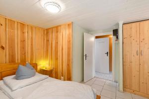 Ένα ή περισσότερα κρεβάτια σε δωμάτιο στο Bungalow 8 - Finnhütte