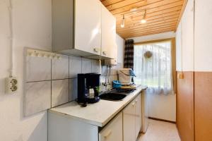 Η κουζίνα ή μικρή κουζίνα στο Bungalow 10 - Finnhütte