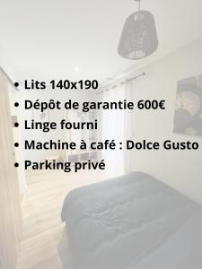 Dormitorio blanco con cama y lámpara colgante en Scorfel Lodge, Iconic, Spa, sauna & terrasse, en Trégastel