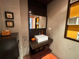 een badkamer met een wastafel en een spiegel bij Nevada Suites Guejar in Güéjar-Sierra +35 foto's