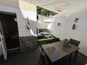 een terras met een tafel en stoelen op een balkon bij Nevada Suites Guejar in Güéjar-Sierra