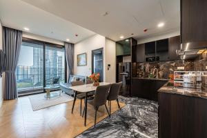 Η κουζίνα ή μικρή κουζίνα στο The Grand Vista Lumiere Riverside District 2 Apartment