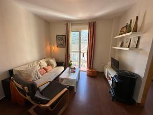 een woonkamer met een bank en een tafel bij Nevada Suites Guejar in Güéjar-Sierra