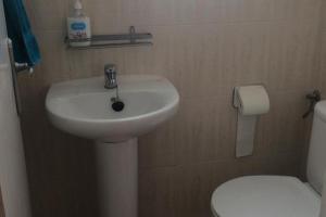 Ένα μπάνιο στο Fabulous Front Line 3-Bedroom Apartment in Mojacar +9 φωτογραφίες
