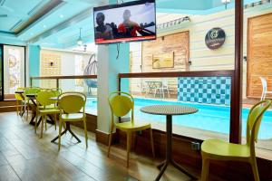 Μια τηλεόραση ή/και κέντρο ψυχαγωγίας στο Convivium Home Hotel Appart