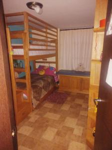 Un dormitorio con dos literas y una ventana. en Casa De la Cruz, en Quito