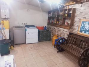 cocina con fogones y banco en una habitación en Casa De la Cruz, en Quito