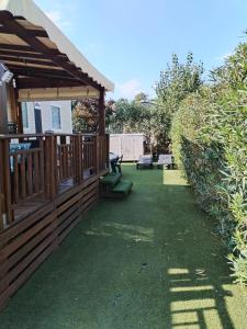 a backyard with a wooden fence and green grass at Le SPLENDIDE in Fréjus
