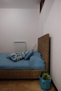 - une chambre avec un lit et une plante en pot dans l'établissement Pompei Rooms and Apartment, à Pompéi