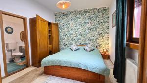 Un pat sau paturi într-o cameră la GreenHeart Central Loft - Bucharest