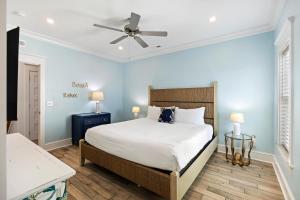 una camera da letto con un letto e un ventilatore a soffitto di PALM2905: 2905 Palm Blvd. a Isle of Palms Altre 49 foto