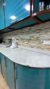 Una encimera en una habitación con pared de ladrillo. en KHadma vip, en Banī Ghālib