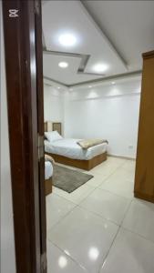 Un dormitorio con dos camas y un techo. en KHadma vip, en Banī Ghālib 7 fotos más