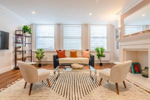 una sala de estar con un sofá y una mesa en Be London - The Soho Residences, en Londres