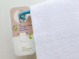 un rouleau de papier blanc sur un presse-papiers en bois dans l'établissement ibis budget Berlin Ost, à Berlin 23 autres photos