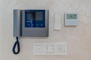 a pay phone and an electrical outlet and an electrical plug at Solstice 73 Luffy Air Studio in Casablanca