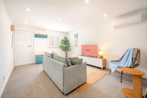 a living room with a couch and a table at Guestready - Alma Nossa – Alma do Mar in Montijo