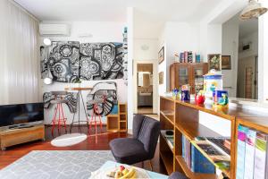 Una sala de estar con una mesa y sillas y un televisor. en Bellevue City Apartment Budapest, en Budapest