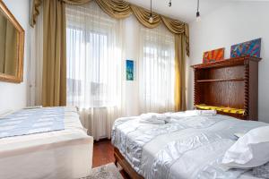 Un dormitorio con dos camas y una ventana. en Bellevue City Apartment Budapest, en Budapest