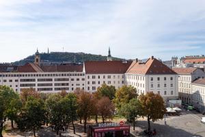 un gran edificio blanco con techo rojo en Bellevue City Apartment Budapest, en Budapest