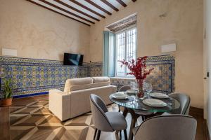 a living room with a table and a couch at Apartamentos Gravina 31 in Seville