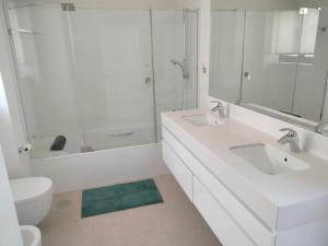 a bathroom with two sinks and a shower and a toilet at Villa Hoyeta in Ingenio